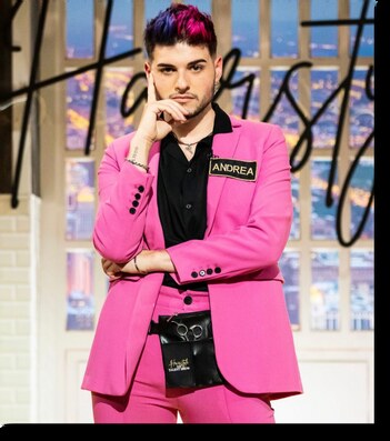 Andrea in giacca fucsia sul set di HairStyle, The Talent Show