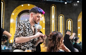 Andrea realizza una treccia nello studio del talent